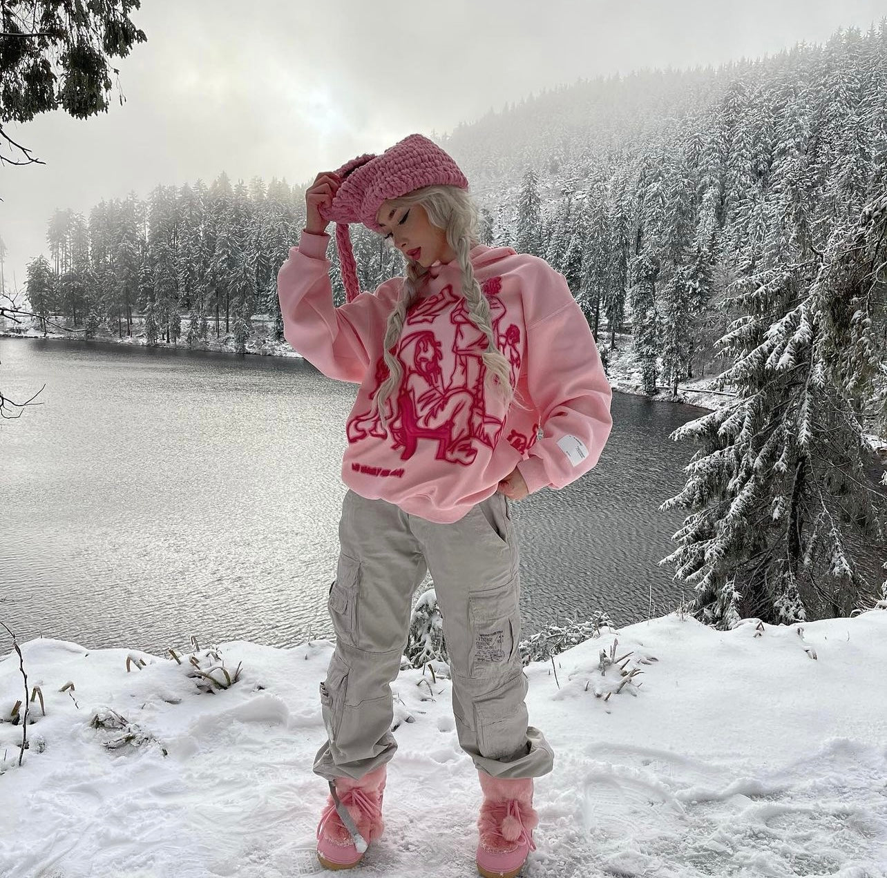 Le sweat à capuche streetwear rose